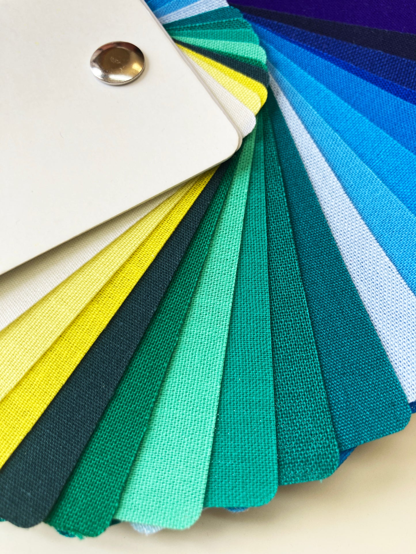 Winter Colour Fan – Cool, Bright Palette (40 Shades)